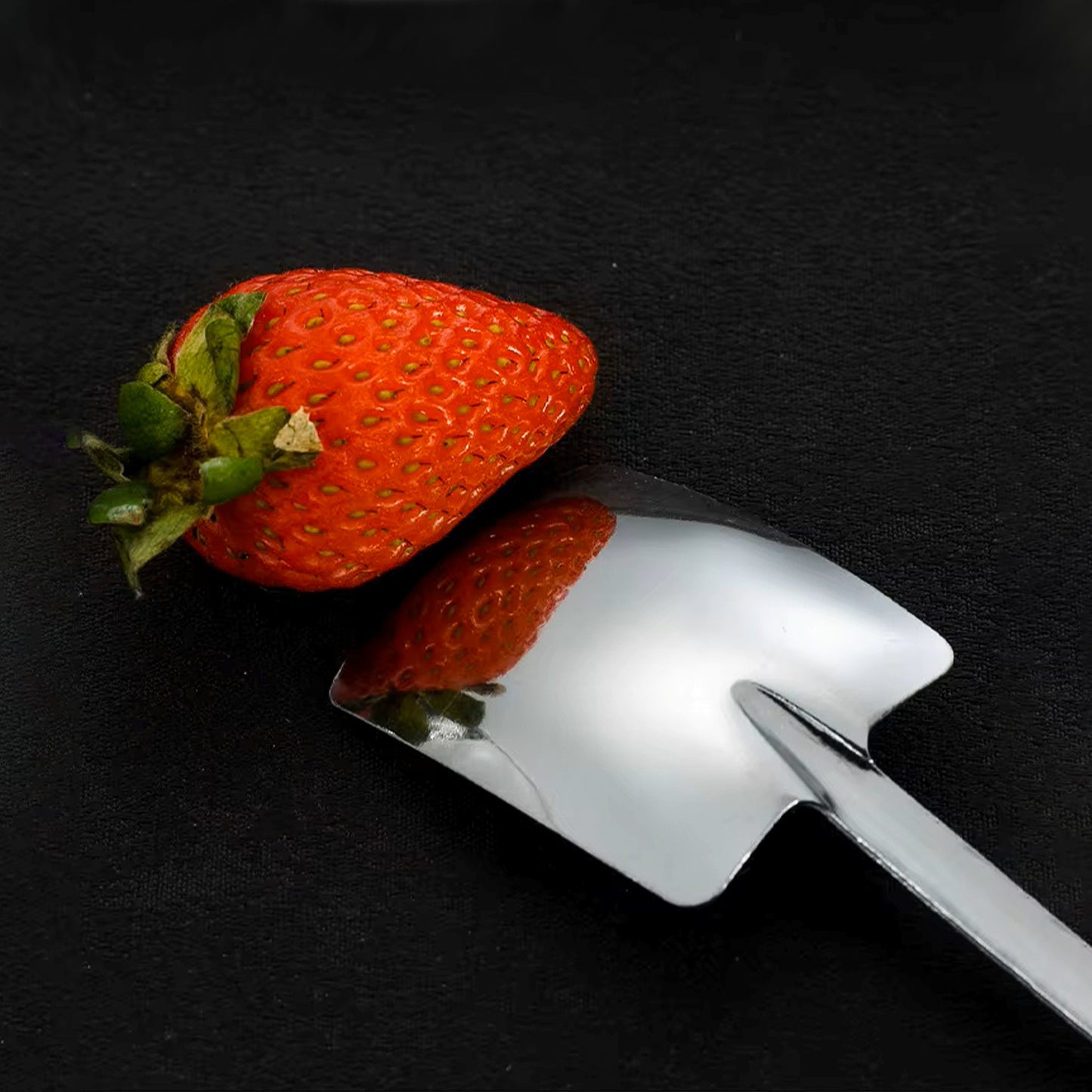 2 Pcs (1 Set) Stainless Steel Shovel Spoons – Reusable Mini Dessert Spoons for Coffee, Tea, Ice Cream, Fruit, Sugar & Cake, Cute Shovel-Shaped Silver Spoons for Kitchen and Party Use